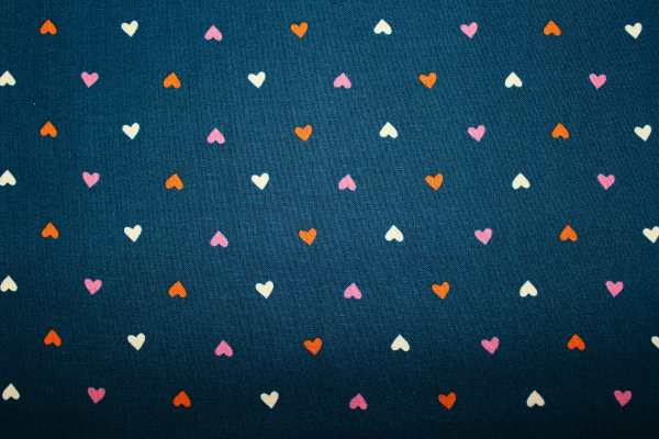 Designer- Baumwollstoff Ruby Star Society Juicy Dark Blue Hearts (10 cm)